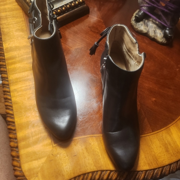 Adrienne Vittadini booties - Picture 7 of 8